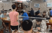 CLIP: Nườm nượp người dân đến ăn sáng tại quán ở Hà Nội
