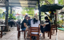 Anh cứ vào ngồi uống nước thoải mái, có ai nói gì đâu!