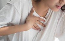 Ho, sốt nhẹ mà đi tiêm vắc-xin Covid-19, về bị mệt, có nguy hiểm không?