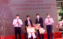 Nhà giáo Phan Thị Nhế được tặng Huân chương Lao động hạng Ba