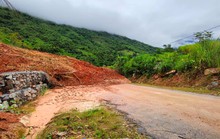 Sạt lở núi, hàng ngàn m3 đất đá vùi lấp quốc lộ lên huyện biên giới Thanh Hóa