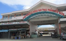 Mua bán tự phát bên ngoài chợ đầu mối Hóc Môn vẫn nhộn nhịp