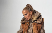 Jennifer Lopez khoe vẻ đẹp cá tính