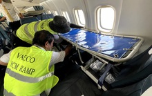 Lắp cáng trên máy bay đưa hành khách đặc biệt từ Côn Đảo về TP HCM