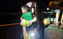 CSGT Quảng Nam giải cứu hàng chục người kẹt giữa dòng nước lũ