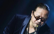 Nghệ sĩ Trần Mạnh Tuấn thổi saxophone cùng nhạc sĩ Trần Tiến đàn hát trong bệnh viện
