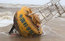 Một căn nhà và phao hàng hải có chữ Trung Quốc dạt vào bờ biển Thừa Thiên - Huế