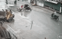 Clip: Ớn lạnh cảnh người phụ nữ bị cướp kéo lê trên đường ở TP HCM