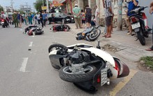 Ôtô bất ngờ tông hàng loạt xe máy
