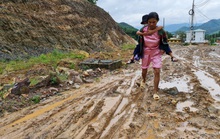 Đà Nẵng: Già trẻ dắt díu, lội bùn trên dự án đường hơn 643 tỉ đồng