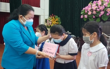 Tặng xe đạp, máy tính bảng cho con đoàn viên khó khăn