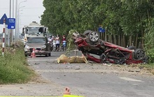 Chiếc xe con bị vò nát trong tai nạn kinh hoàng, ít nhất 2 người tử vong