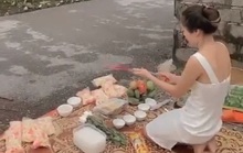 Xôn xao clip người phụ nữ mang vàng hương tới trước nhà con nợ thắp hương cúng bái