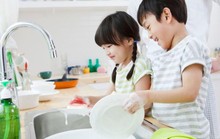 Nên đi làm lại hay ở nhà với con?