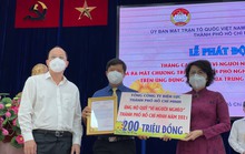 EVNHCMC ủng hộ 200 triệu đồng Quỹ “Vì người nghèo” của TP HCM