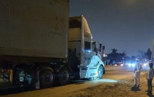 Người lái chết, xe máy bị cán nát dưới gầm container trên Quốc lộ 1