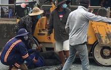 Một công nhân sửa chữa đường bị xe lu cán qua người