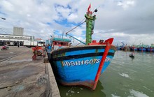 Tiếp sức ngư dân vượt khó, bám biển