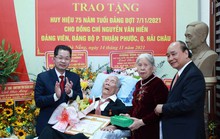 Trao Huy hiệu 75 năm tuổi Đảng cho thân sinh Chủ tịch nước Nguyễn Xuân Phúc