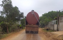 Vụ dân mang thùng phuy chặn đoàn xe chở đất: Đã sửa đường, tưới nước