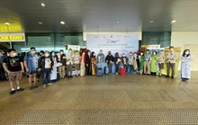 Hình ảnh đoàn khách quốc tế có hộ chiếu vắc xin quay lại Khánh Hòa