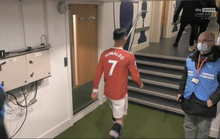 Man United có điểm, Ronaldo gây bão đường hầm sân Stamford Bridge