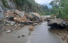 Quảng Nam: Kinh hoàng tảng đá hàng chục tấn lăn từ trên xuống rồi vỡ tung