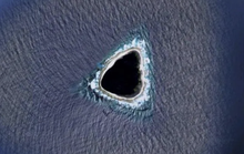 Hòn đảo giống hố đen xuất hiện trên Google Maps