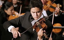 Nghệ sĩ Bùi Công Duy biểu diễn cùng dàn hợp xướng trong đêm "Balalaika"