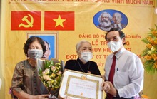 Bí thư Nguyễn Văn Nên đến nhà ông Tô Bửu Giám và bà Mạc Kim Cúc trao Huy hiệu 75 năm tuổi Đảng
