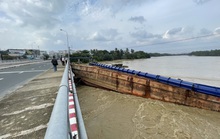 Khánh Hòa: Sà lan mắc kẹt, đứt toàn bộ ống nước tuyến Bắc Nha Trang, cầu Hà Ra bị đe dọa