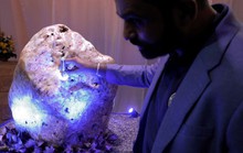 Tìm thấy hòn đá sapphire khủng nặng hơn 300 kg