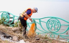Đại sứ Anh tham gia thu gom rác ở Hồ Tây