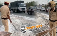 CLIP: Cảm động hình ảnh CSGT Bình Dương xúc đất rơi, dọn dẹp đường