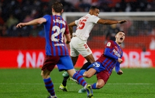 Alba bị ném bóng vào mặt, Barcelona không hạ nổi chủ nhà Sevilla