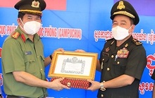 Đại tá Đinh Văn Nơi được Quốc vương Campuchia tặng huân chương