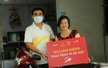MC Quyền Linh trao tận tay xe máy cho nữ hộ sinh tuyến đầu chống dịch