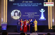Bà Lưu Thị Thanh Mẫu đạt cúp Bông Hồng Vàng năm 2021
