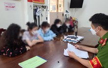 CLIP: 5 nữ sinh đánh hội đồng 1 thiếu nữ giữa phố Đà Nẵng