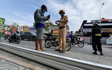 CLIP: Cận cảnh CSGT truy quét xe máy làm xiếc trên đường ở TP HCM