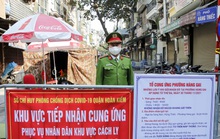 Cận cảnh phong toả một phố cổ Hà Nội, đưa F0 đi điều trị