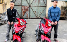 Đi xe máy bịt mặt, mang theo 2 khẩu súng nổ nhiều phát đạn vào nhà dân