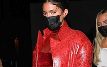 Kylie Jenner mặc hở độc, lạ đến chúc mừng Justin Bieber