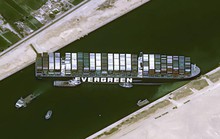 Mỹ muốn giúp giải phóng siêu tàu hàng mắc kẹt ở kênh đào Suez