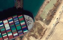 Tàu container mắc kẹt trên kênh đào Suez nhích nhẹ