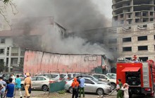 Sau tiếng nổ lớn, lửa bao trùm xưởng in nằm giữa bãi đỗ ôtô