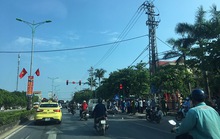 Đứng chờ đèn đỏ, 1 phụ nữ bị ôtô tông chết