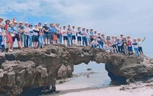 Bức xúc cảnh hàng chục du khách đè lên thắng cảnh hàng triệu năm tuổi ở Lý Sơn
