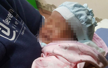 Bé gái sơ sinh 3,2 kg bị bỏ rơi ở trạm y tế