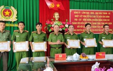 CLIP: Bắt nhanh tội phạm nguy hiểm, công an ở Kiên Giang được Công an Bình Dương thưởng “nóng”